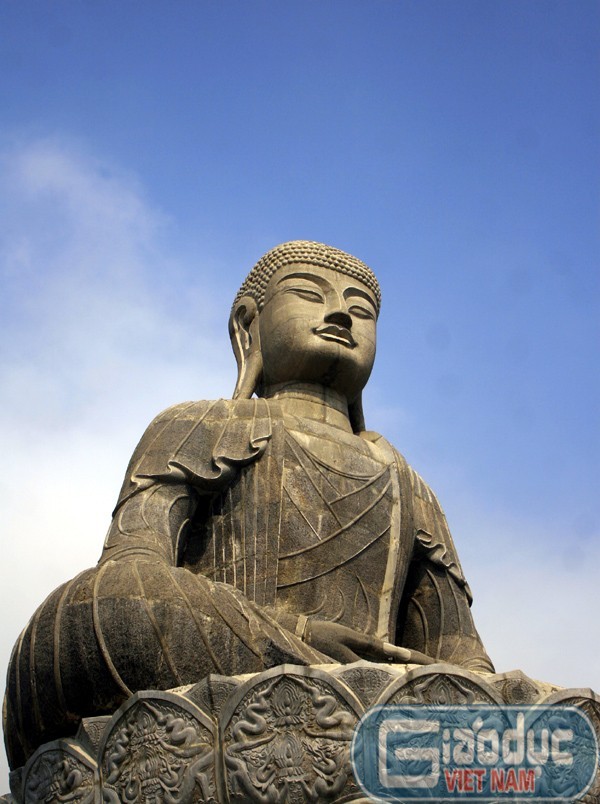 Đại Phật tượng được làm từ 2.500 m3 đá vận chuyển từ trong Thanh Hóa đến núi Phật Tích